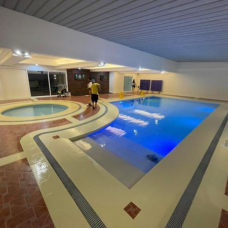 Burgundy Mckinley Place Service Apartment Manila Luaran gambar