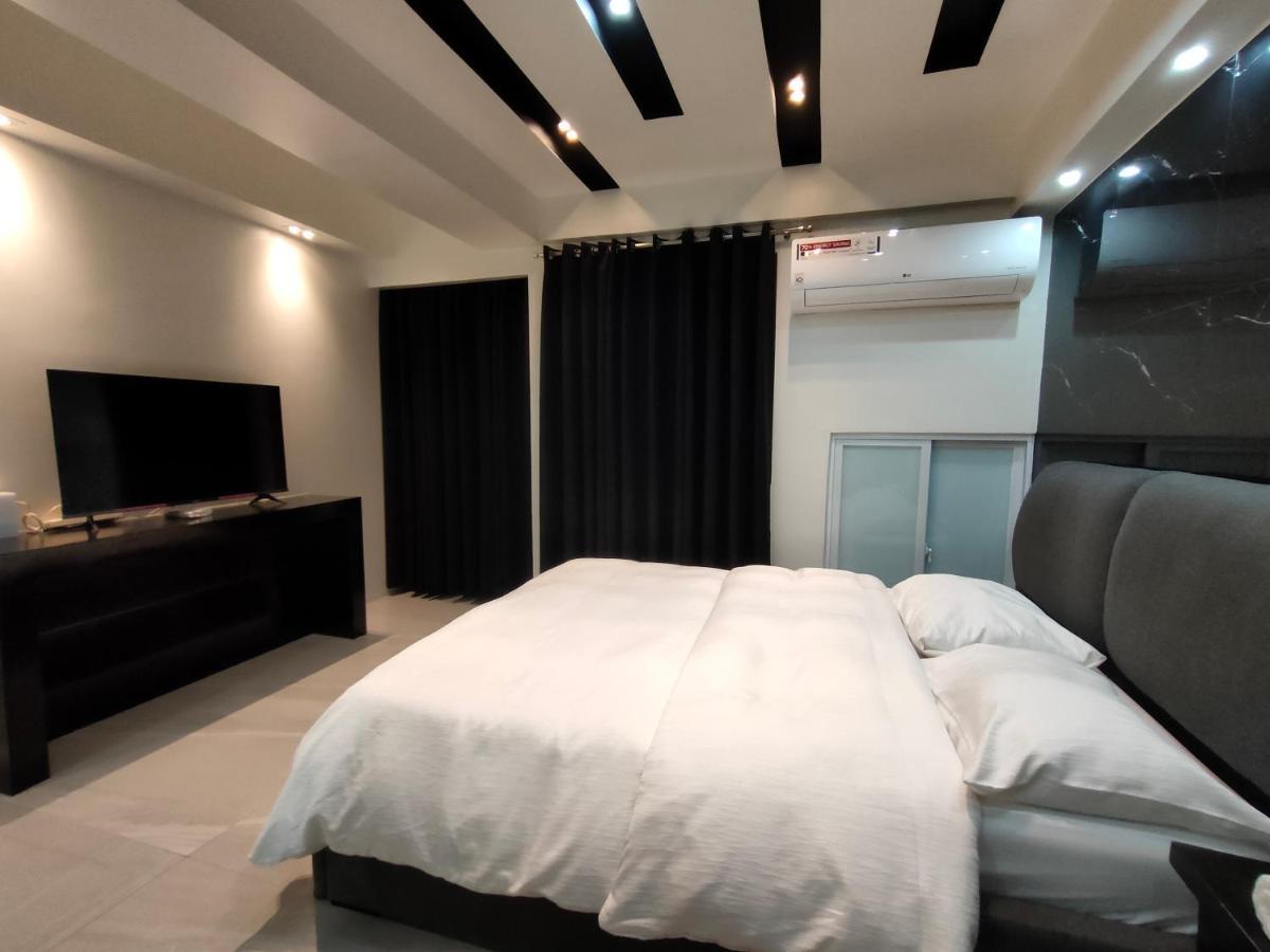 Burgundy Mckinley Place Service Apartment Manila Luaran gambar