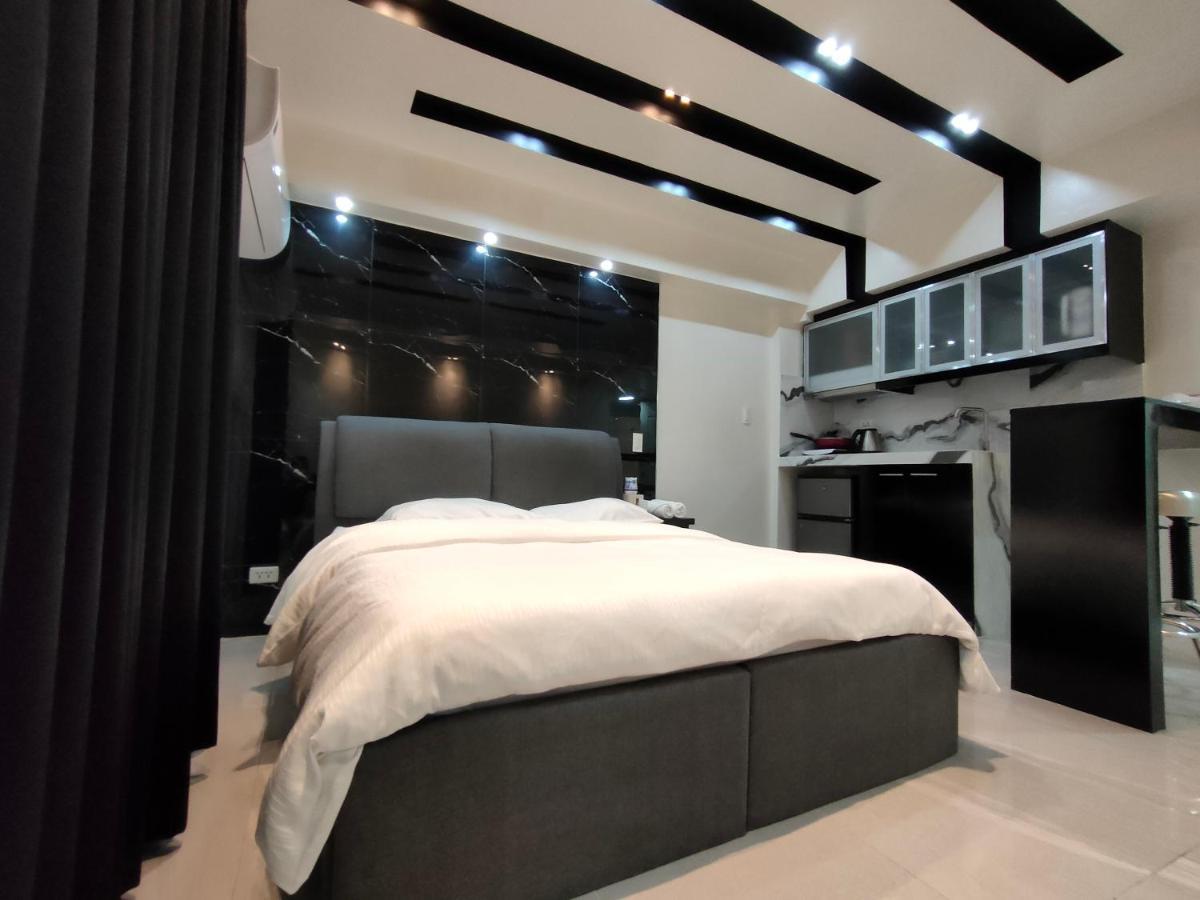 Burgundy Mckinley Place Service Apartment Manila Luaran gambar