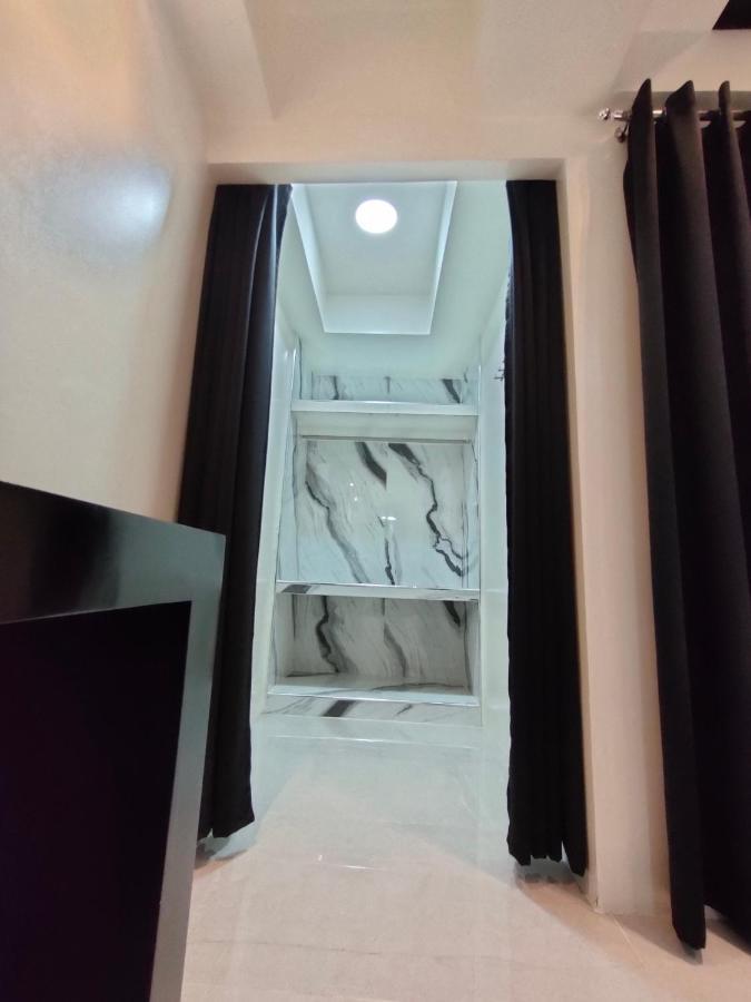 Burgundy Mckinley Place Service Apartment Manila Luaran gambar