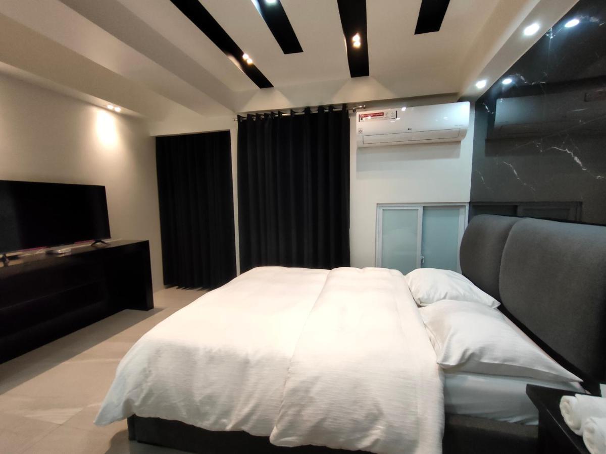 Burgundy Mckinley Place Service Apartment Manila Luaran gambar