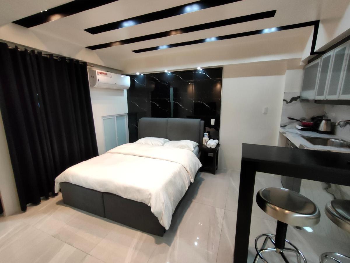 Burgundy Mckinley Place Service Apartment Manila Luaran gambar