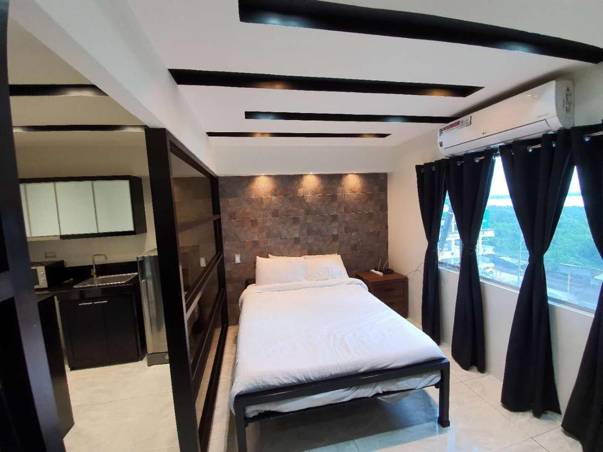 Burgundy Mckinley Place Service Apartment Manila Luaran gambar