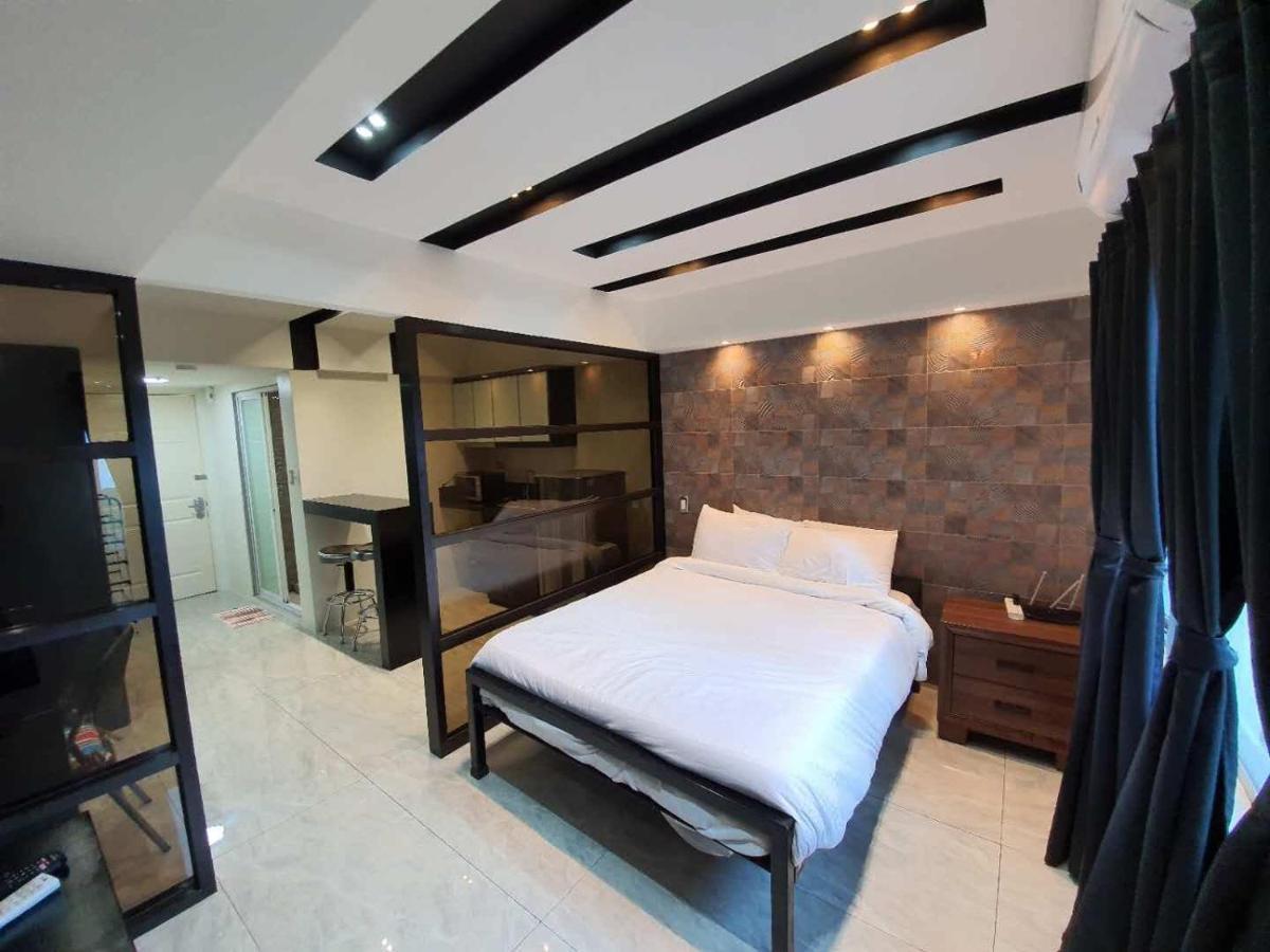 Burgundy Mckinley Place Service Apartment Manila Luaran gambar