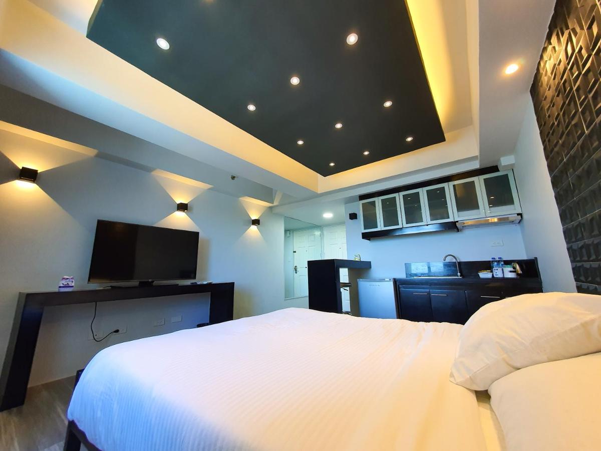 Burgundy Mckinley Place Service Apartment Manila Luaran gambar