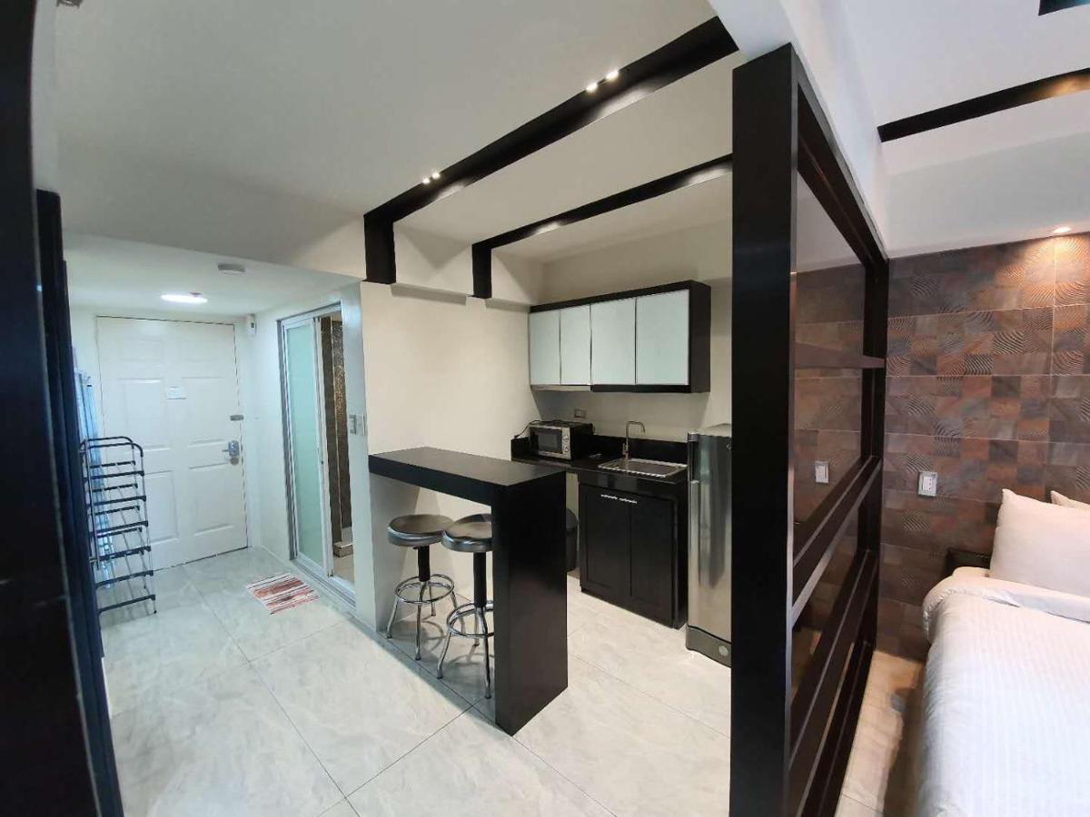 Burgundy Mckinley Place Service Apartment Manila Luaran gambar