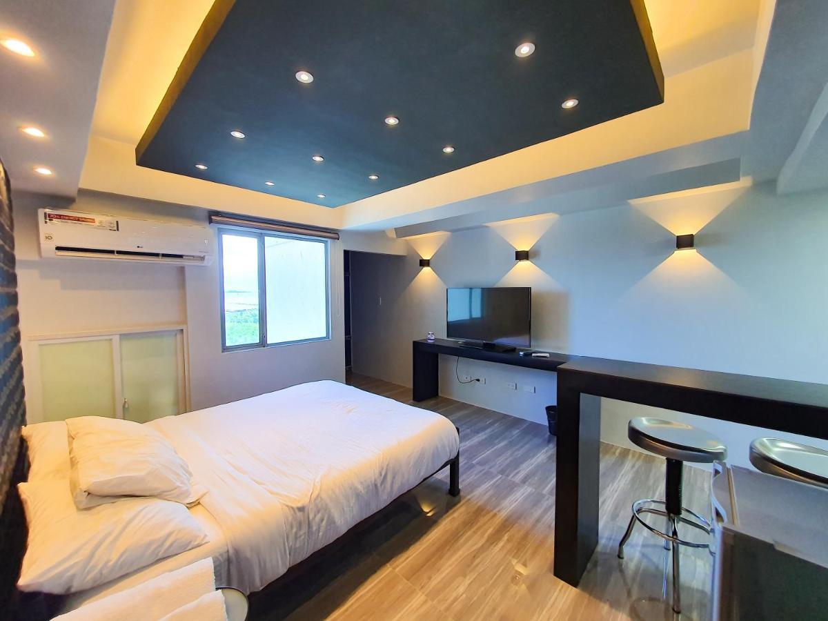Burgundy Mckinley Place Service Apartment Manila Luaran gambar