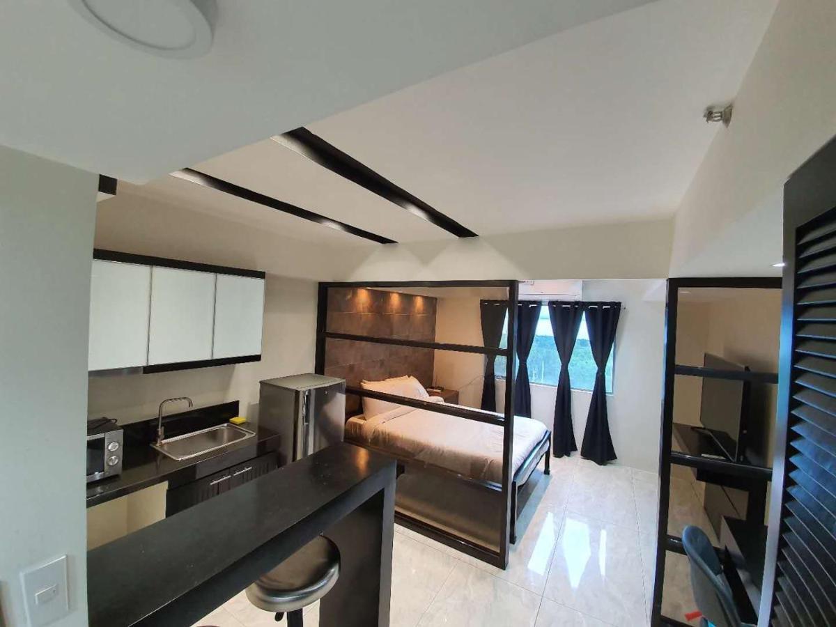 Burgundy Mckinley Place Service Apartment Manila Luaran gambar