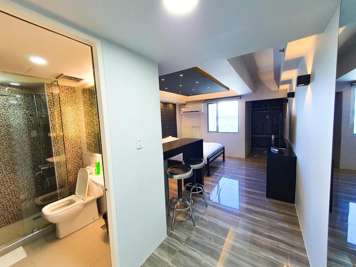Burgundy Mckinley Place Service Apartment Manila Luaran gambar