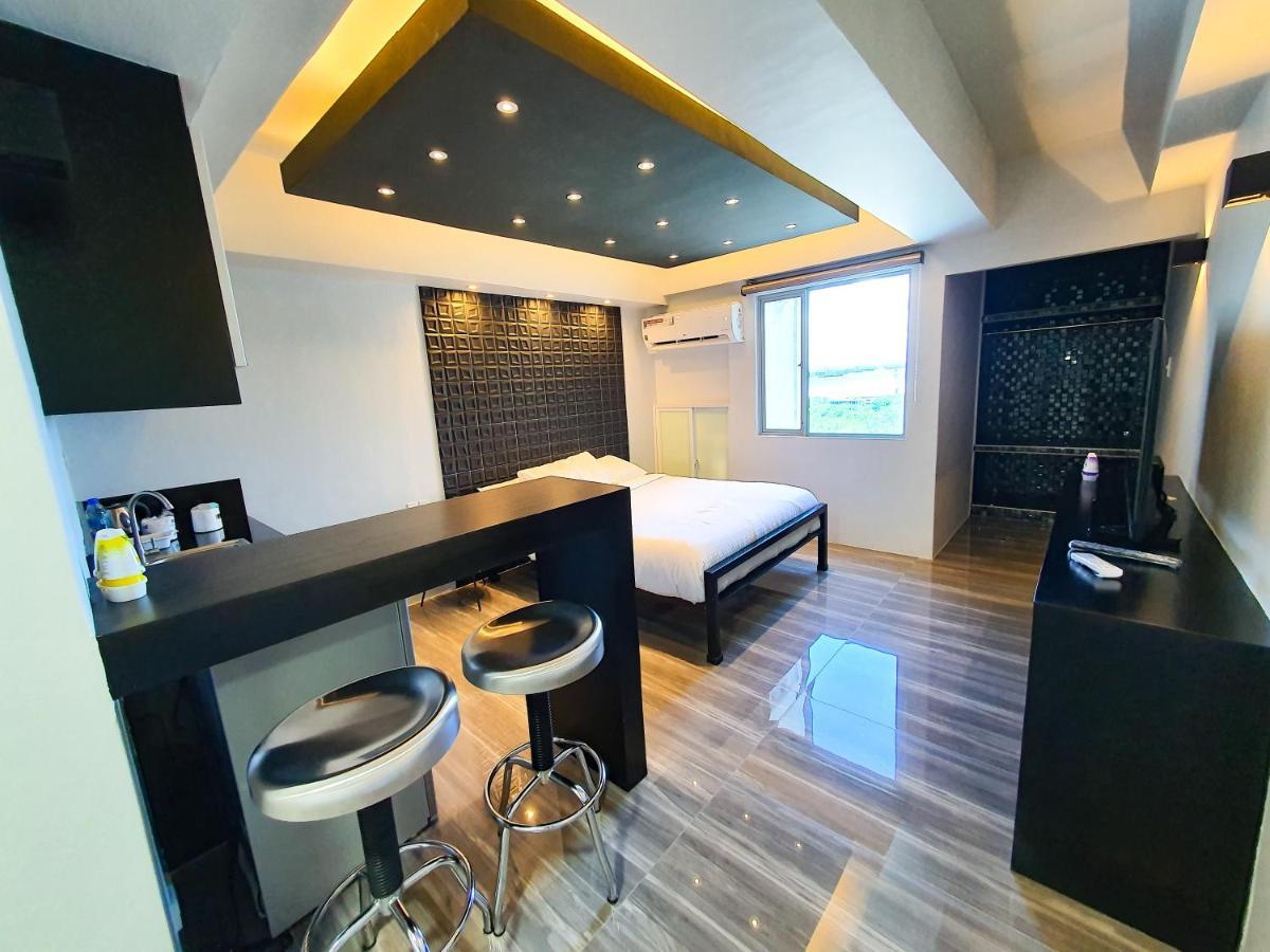 Burgundy Mckinley Place Service Apartment Manila Luaran gambar