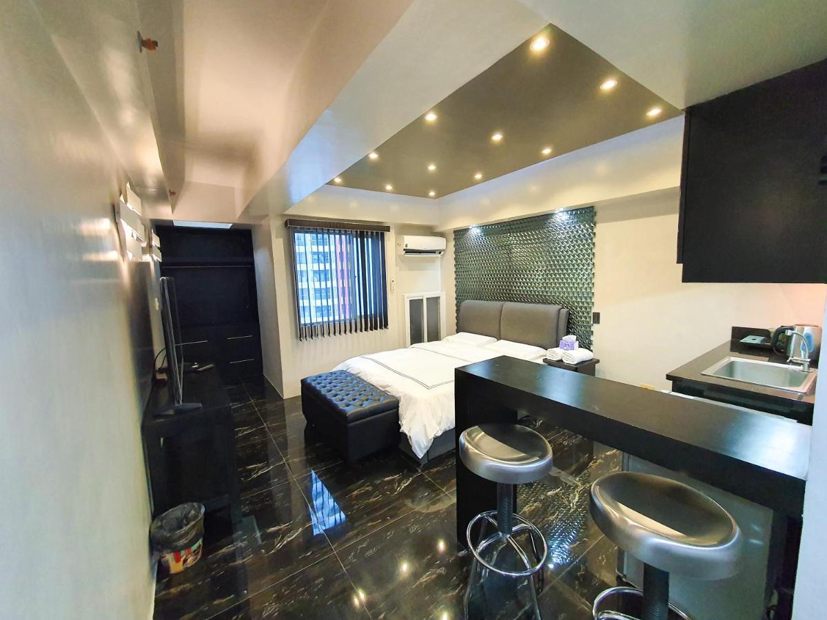 Burgundy Mckinley Place Service Apartment Manila Luaran gambar