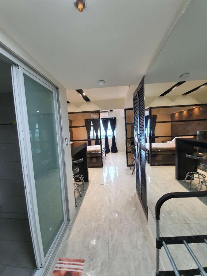 Burgundy Mckinley Place Service Apartment Manila Luaran gambar