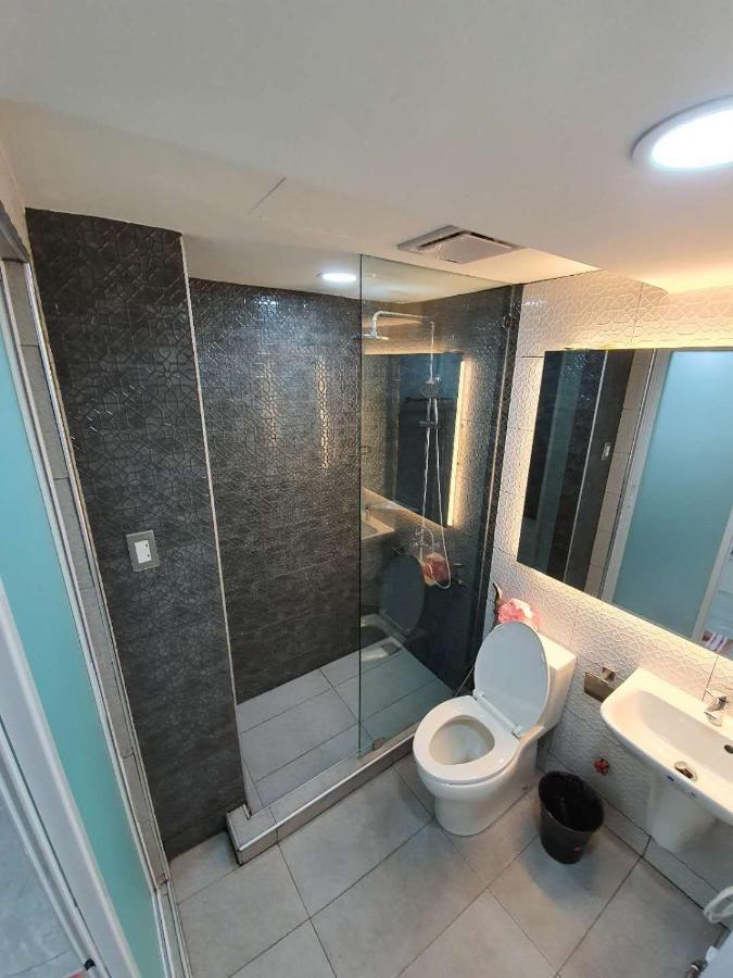 Burgundy Mckinley Place Service Apartment Manila Luaran gambar