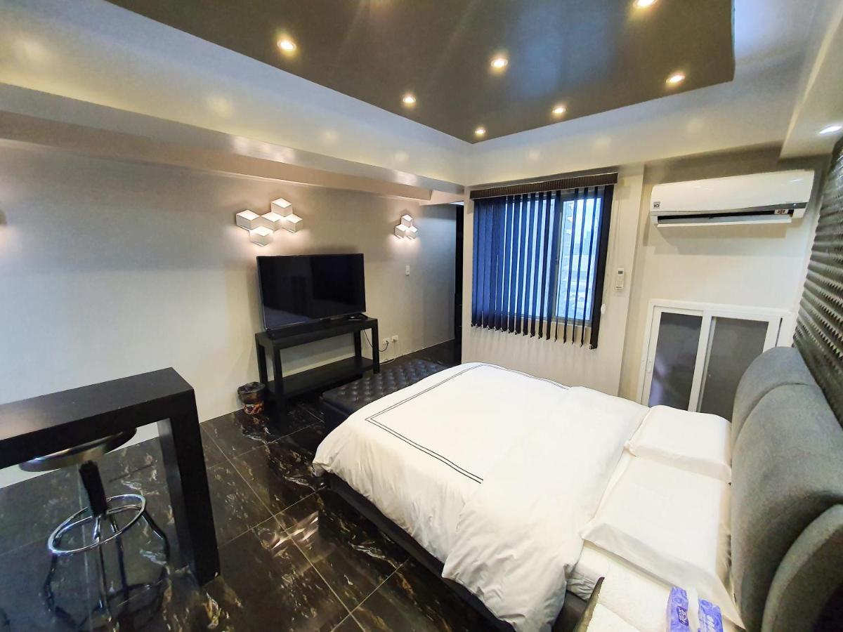 Burgundy Mckinley Place Service Apartment Manila Luaran gambar