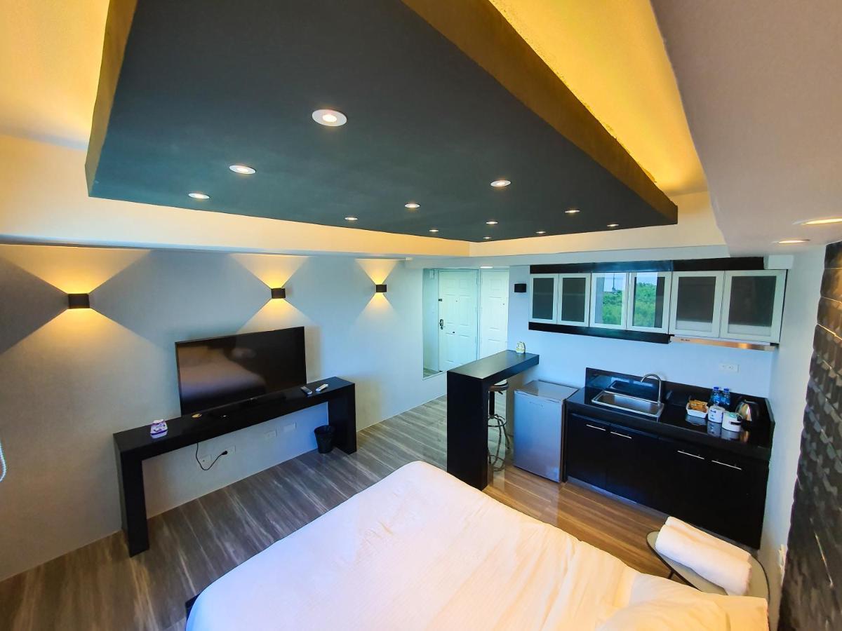 Burgundy Mckinley Place Service Apartment Manila Luaran gambar