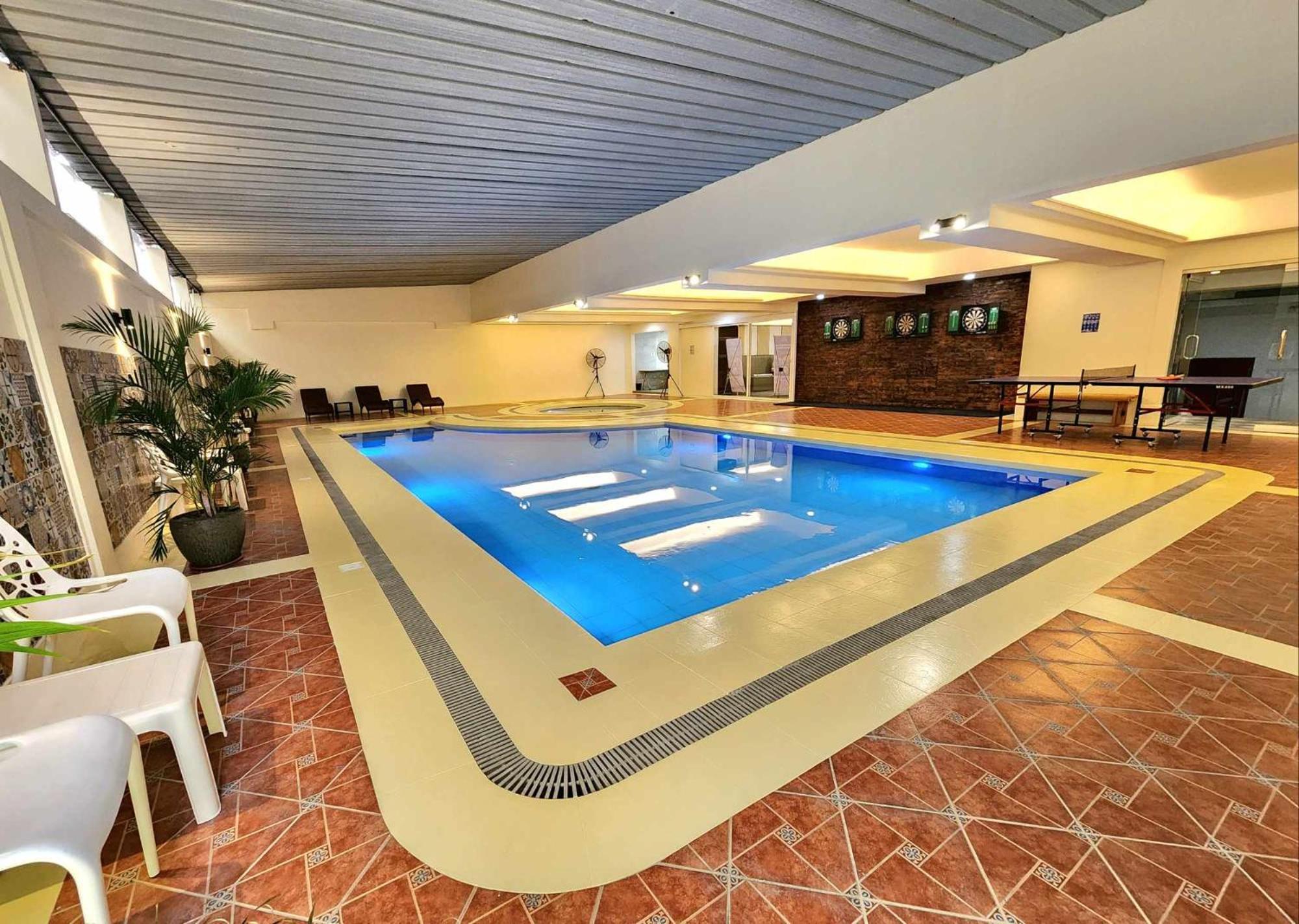 Burgundy Mckinley Place Service Apartment Manila Luaran gambar