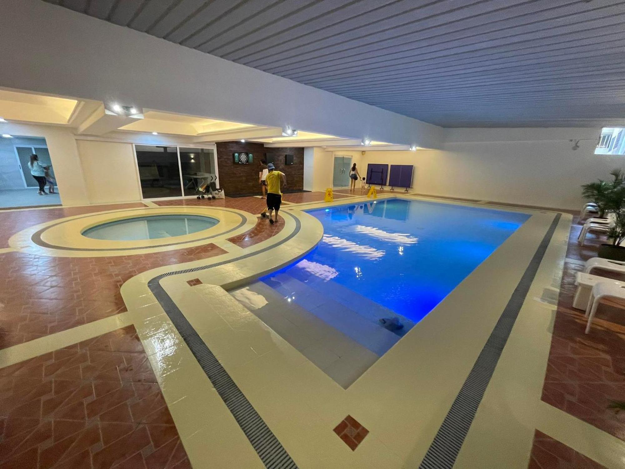 Burgundy Mckinley Place Service Apartment Manila Luaran gambar