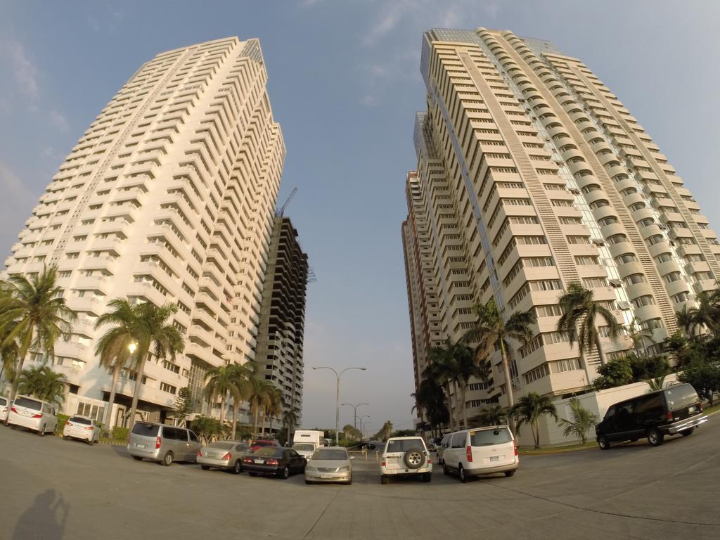 Burgundy Mckinley Place Service Apartment Manila Luaran gambar