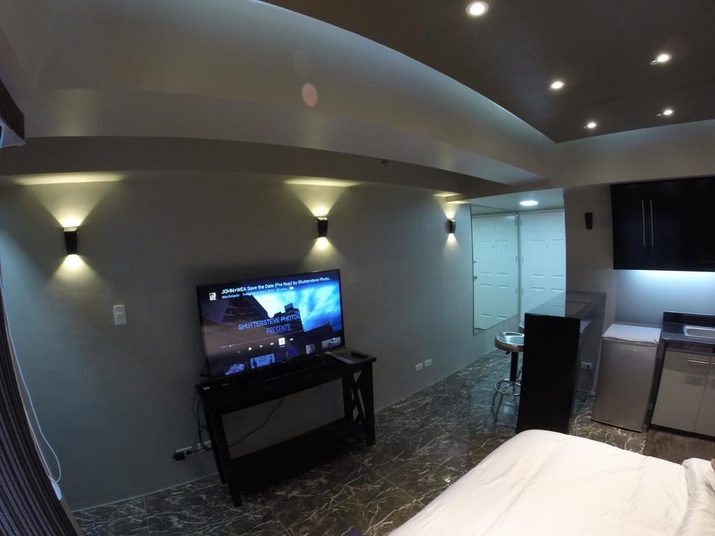 Burgundy Mckinley Place Service Apartment Manila Luaran gambar