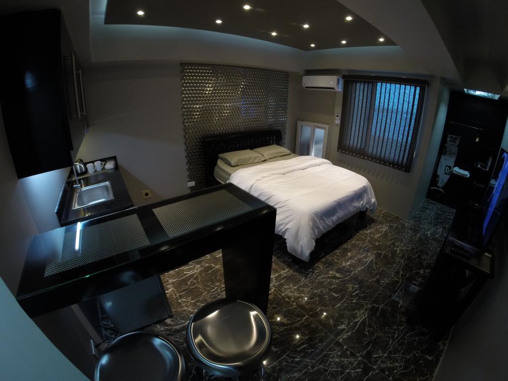 Burgundy Mckinley Place Service Apartment Manila Luaran gambar