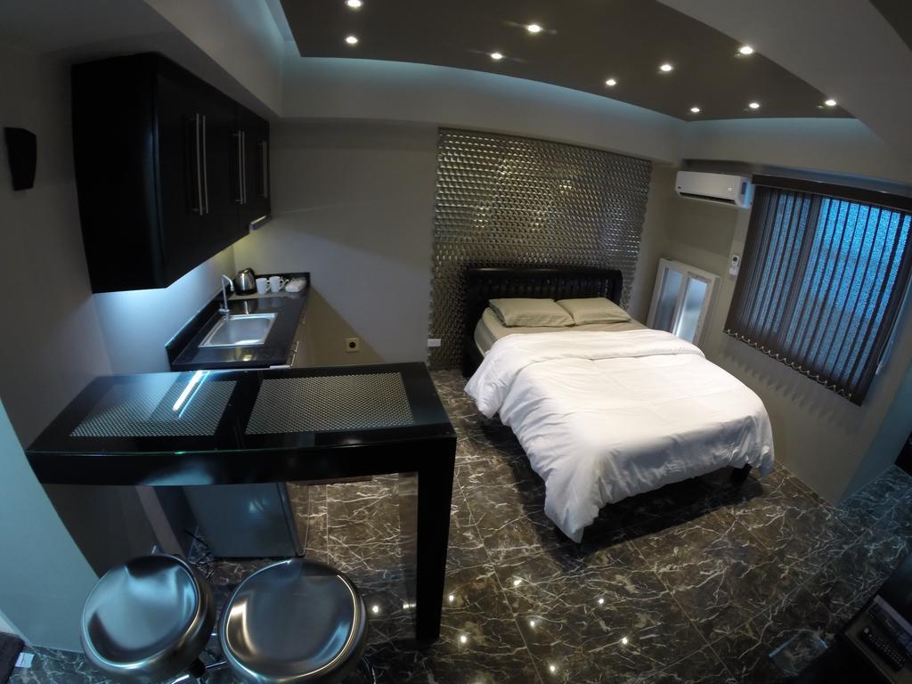 Burgundy Mckinley Place Service Apartment Manila Luaran gambar
