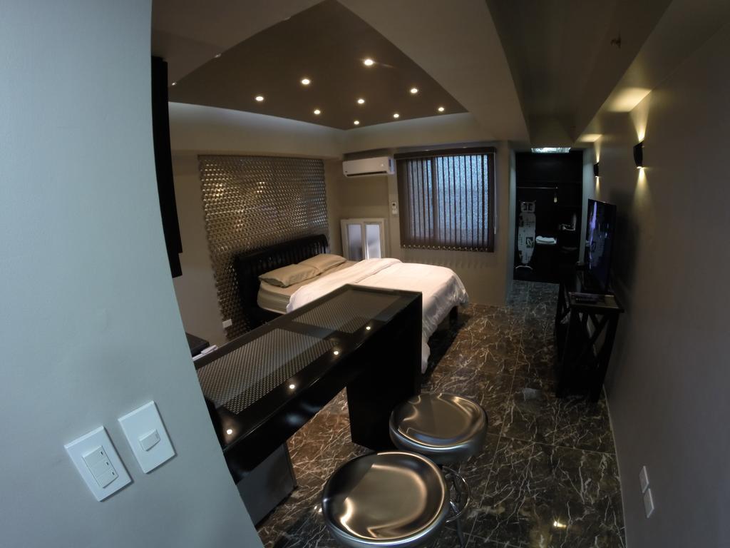 Burgundy Mckinley Place Service Apartment Manila Luaran gambar
