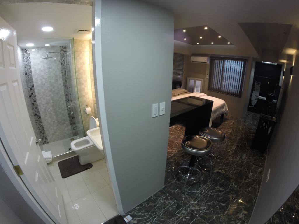 Burgundy Mckinley Place Service Apartment Manila Luaran gambar