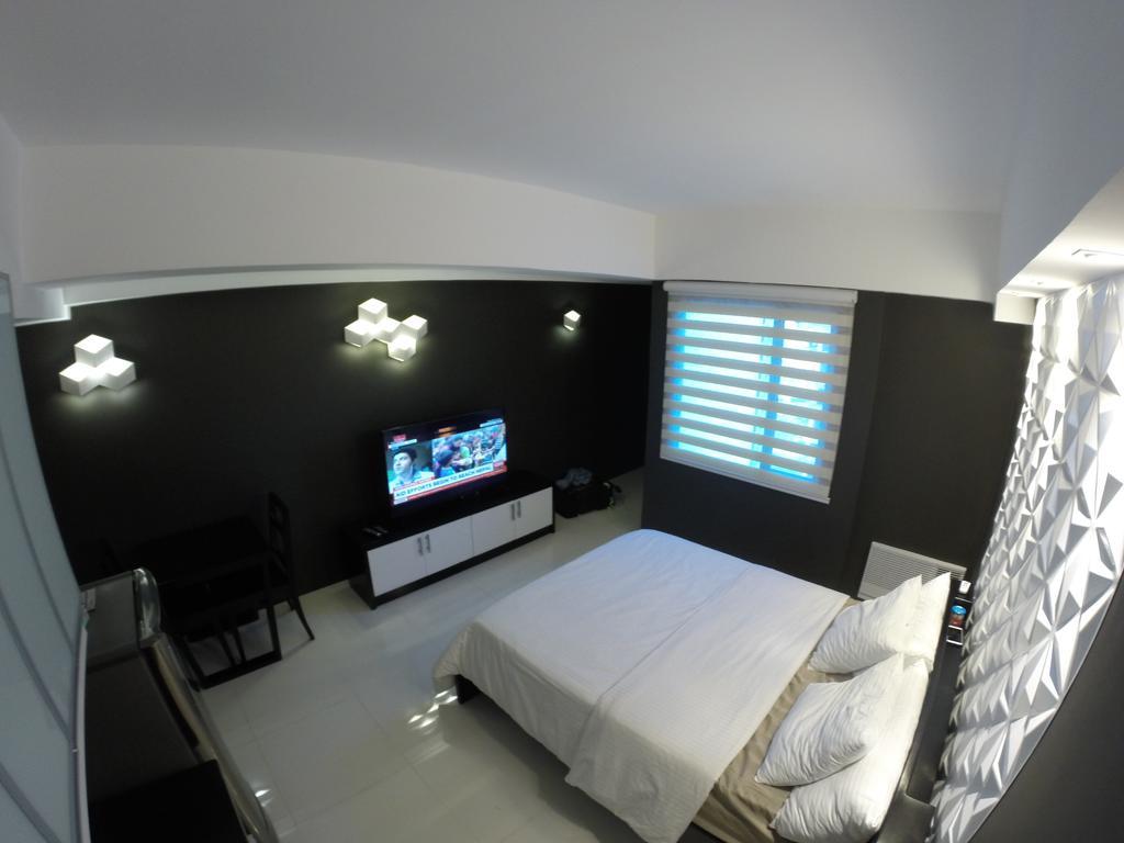 Burgundy Mckinley Place Service Apartment Manila Luaran gambar