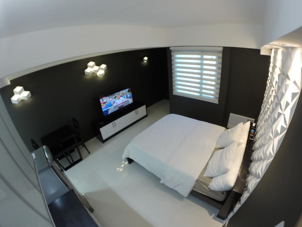 Burgundy Mckinley Place Service Apartment Manila Luaran gambar