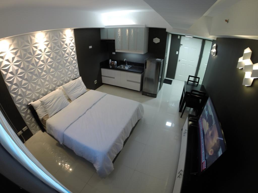 Burgundy Mckinley Place Service Apartment Manila Luaran gambar