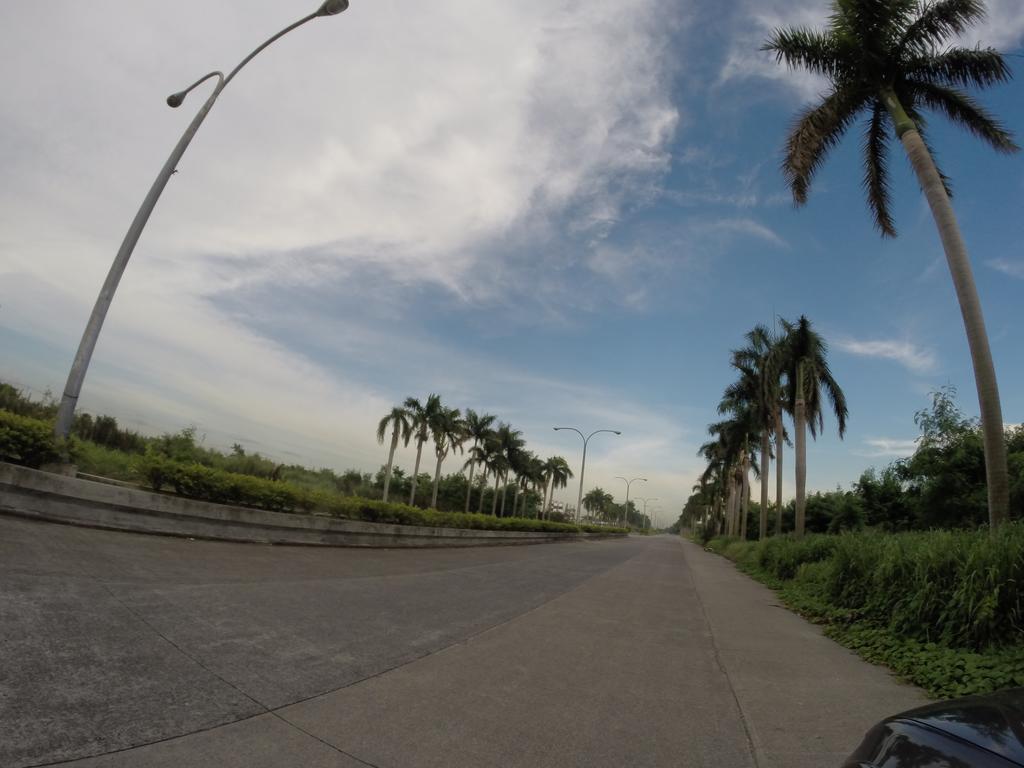 Burgundy Mckinley Place Service Apartment Manila Luaran gambar