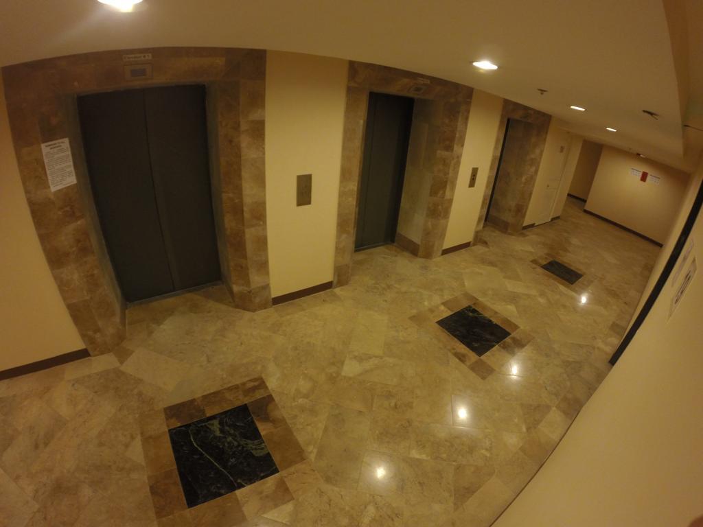 Burgundy Mckinley Place Service Apartment Manila Luaran gambar