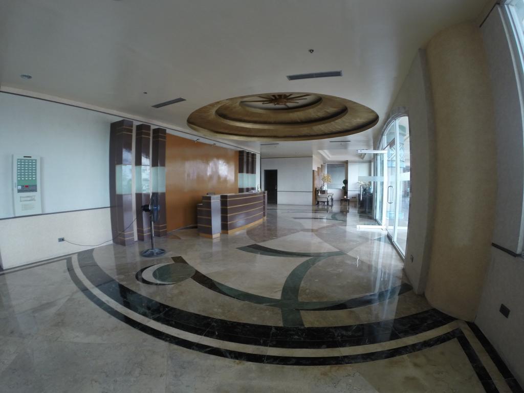 Burgundy Mckinley Place Service Apartment Manila Luaran gambar