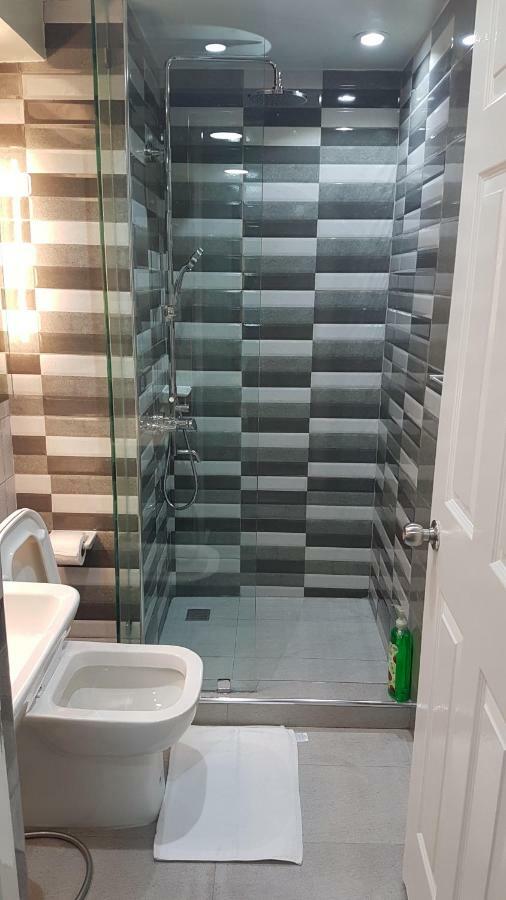 Burgundy Mckinley Place Service Apartment Manila Luaran gambar